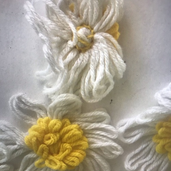 Lot of 75 Crazy Daisy Yarn Flowers Yellow White Crochet Loose for Afghan Crafts - Picture 5 of 5